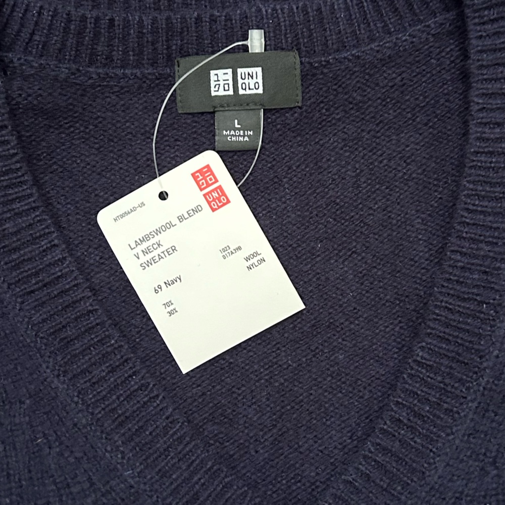 UNIQLO Men's Lambs wool Blend V Neck Navy Sweater Size L - Picture 7 of 9